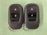 スマートキーを装備しています。鍵を差し込むことなくドアロックの開け閉めと、スタートボタン操作でのエンジンスタートができます。スペアキーも同じものを用意しております。