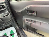 運転席パワーウィンドウスイッチとドリンクホルダーです。