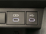 こちらのクルマはUSB接続コネクタも装備されています♪スマホの充電などにお使い下さい。ご旅行中での充電切れも、これなら心配いりませんね!