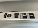 運転席のスイッチで全てのウィンドウの開閉操作を行うことができます。ロックボタンをONにしておくと、運転席以外のウィンドウは作動しないのでお子様を乗せているときなども安心ですね♪
