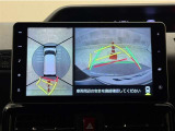 真上から見下ろしたような視点で車とその周囲を確認出来る画面と、車両後方を映し出すバックモニター画面の2つを表示してくれます。