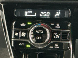 【オートエアコン】AUTOボタンを押してお好みの温度を設定!快適な室温でドライブをお楽しみいただけます♪
