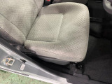 痛みの出やすい運転席シートの角、フロアマット、座面、ともに良好です