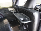 ◆シートバックテーブル◆フロントシートの背面に後席用のテーブルがついています。小物が置けて!カップホルダーもあります、ドライブ中や休憩時にも便利なテーブルです。