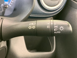 手元で各種灯火類を操作できるレバーを備え、表示を見ながら確認しやすい仕様です。運転席から扱いやすい位置にあり、状況に応じた操作を行う際に便利です。