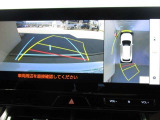 パノラミックビューモニター付きです。車両を上から見たような映像をディスプレイオーディオ画面に表示、運転席からの目線だけでは見にくい、車両周辺の状況をリアルタイムでしっかり確認できます。