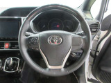 ステアリングから手を離さず、運転に集中したままオーディオ等の操作ができます。