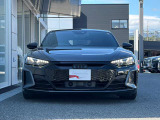 時代の先端を行くテクノロジーと、感性を刺激するエモーショナルなデザインを両立したAudiの理想を体現する電気自動車のフラッグシップモデルです。