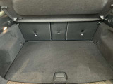 ゆったりとしたトランクルームでございます。たくさんのお荷物の車載が可能でございます。