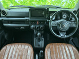 前席は運転席と助手席が並び、ゆったりとした視界と見通しのよい配置が魅力です。シートのブラウンカラーが車内のアクセントになり、手の届きやすい位置に各種装備がまとまっています。