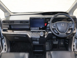 操作性に優れた運転席となります!小物入れや各ボタンの配置にこだわり、使いやすいです!座り心地もよく視認性も良好なのでロングドライブもお任せ下さい!