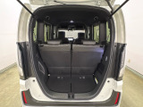 開口部も広く荷物の積み下ろしもしやすいお車となっております。シートの背もたれは5:5の割合で背もたれを可倒でき、前後のシートスライドもできるので荷室をひろげることができます。