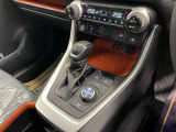 操作しやすいATシフトです♪シフトチェンジを気にしなくていいので運転だけに集中できますね!自然と手に届くところにある、手になじむ形状のシフトノブがいいですね♪