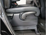 運転席ハイトアジャスター装備(ラチェット式・手動) レバー操作でシートの高さの調節が可能。自分に合ったドライビングポジションで、運転をより安心・快適にします。