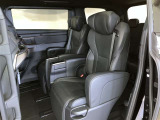 高いホールド性で運転姿勢が安定します。長距離ドライブでも疲れにくいのが魅力です。快適なドライビングライフをお送りください♪