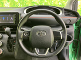 握りやすい形状で、運転席に座ったまま自然な姿勢で操作できます。メーターや前方の視界を大きく妨げにくい配置で、毎日の運転から遠出まで、ドライバーの手元を支えます。