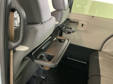 運転席と助手席のシートの裏に収納式のテーブルが装備されています。休憩時のちょっとした小物置きに使えてとっても便利ですね♪