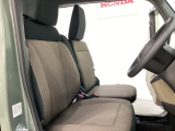 座面も厚みがあり背もたれも高く、広い足元にゆったり座れるシートです。運転席と助手席の間が空いている為、助手席側への移動がスムーズです。交通量の多い道でも助手席側から乗り降りができます。
