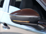 対向車や歩行者からも確認しやすいミラーウインカー付き。交通事故防止にも役立っています。また、ミラーの取り付け位置をドア本体に変更、窓ガラスの死角を減少させています!