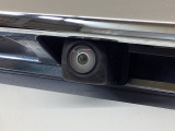 車の後方に小型カメラが付いておりバックする際の後方の様子をモニター上に表示します。