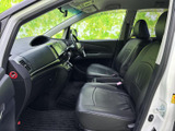 前席はゆとりあるシートと見渡しやすい運転席まわりが特徴です。シートに座ると前方の視界を確保しやすく、助手席も落ち着いて過ごせる空間になっています。