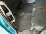 しっかりと汚れ、砂ぼこりを落とし足元まで清潔な車内空間を作り上げております♪