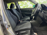 前席は身体を支える形状のシートで、運転席から助手席まで落ち着いて過ごせる空間です。前方や側方の視界も確保しやすく、乗り降りの際もゆとりを感じられます。日々の移動を快適にお使いいただけます。