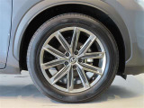 純正のアルミホイール装着車です。タイヤサイズは225/55R18です。