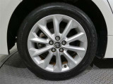 純正の16インチアルミホイール装着のお車になります!!