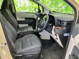 落ち着いた色合いのシートと明るい内装色が、運転席まわりをすっきりとした印象にまとめています。前方や左右の視界を確保しやすく、ゆったり座って過ごせる空間です。