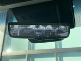 【デジタルインナーミラー】車両後方カメラの映像をルームミラーに映すことが出来ます。 そのため、後席に人や荷物があって後方が見えづらい場合でもしっかり視界を確保することが出来ます。
