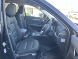 前席は座面と背もたれにゆとりを感じさせる形状で、運転席から前方を見渡しやすい配置です。ドアを開けた際も足元まで確認しやすく、乗り降りから着座まで落ち着いてお使いいただけます。