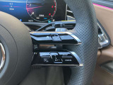 運転中、ステアリングを握ったまま多彩な機能を安全に操作する事ができます。