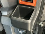 【カップホルダー】お飲み物が手に取りやすい位置に。長時間のドライブには必需品です☆