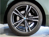 【BMWアロイホイル】軽量かつ強度に拘ったアロイホイル。走行性能ポテンシャルを引き出す設計。車の足元を引き締めてくれる大きなポイントはアロイホイルです。