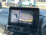 アラウンドビューモニターは4個のカメラを合成してまるで上から撮影した様な駐車場のどの位置にいるかとてもわかり易い機能です