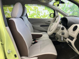 明るい色合いのシートとドア内張りで、運転席まわりは開放的な雰囲気。窓からの視界も広く、乗り降りの際にも室内の様子が分かりやすい空間です。