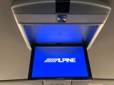 【後席モニター】家族や友人とお出かけする機会が多い方に大人気の後席モニターを装備!見やすい位置に画面がありテレビやDVDの視聴も快適!友達もお子様も、後席にしか乗らなくなるかも??