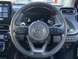 手元に複数のスイッチが配置され、運転姿勢を保ちながら各種機能へアクセスしやすい仕様です。メーターも視界に入り、運転中に必要な情報や操作を確認しやすいレイアウトです。
