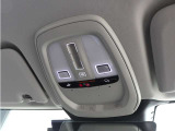 ルーフにあるボタンは、車両が始動しない場合、パンクした場合、または事故に遭った場合などの緊急時に支援の要請に使用できるため、安心感を高めることができます。