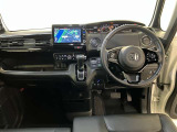 運転席周りのレイアウトをご覧ください。ナビゲーションが綺麗に装着されすっきり収まってますね!