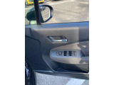 全席パワーウィンドウとなっています。運転席はオートになっているのでワンタッチ開閉することが出来ます。