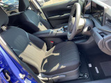 運転席まわりです。実際に座ってみて、乗り心地を体験してみてください,視界も良好です