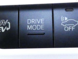 ドライブモード切替スイッチです。このボタンを押すと、車の走行特性を切り替えられます。