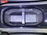 運転席からも助手席からも自由に使えるドリンクホルダー付。