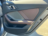 BMWのドアを閉めた時の重厚感は所有者様の満足度を高めてくれます。