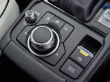 マツダコネクトを操作するコマンダーコントロールです。運転中に自然と手の触れる位置に配置されています。