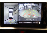 パノラミックビューモニター付きです。車両を上から見たような映像をディスプレイ画面上に表示。運転席からの目視だけでは見にくい、車両周辺の状況をリアルタイムでしっかり確認できます。