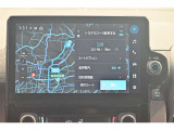 【ナビ機能付きディスプレイオーディオ】視認性が高いディスプレイ付きオーディオを装備、操作性も良好で直感的なソース選択が可能です。