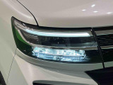 対象物が見やすく白く明るい光で夜間走行をサポートするフルLEDヘッドランプ(クリアランスランプ、オートレベリング機能付き)を装備